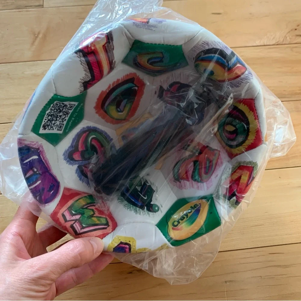 New! Crayola official soccer ball size 5 with hand air pump included - Picture 6 of 9